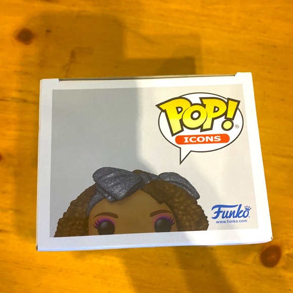 Funko Target Pop! Icons Whitney Houston Diamond Collection #70 Target Exclusive - Picture 5 of 7